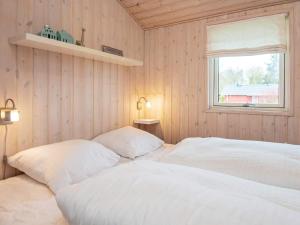 2 weiße Betten in einem Zimmer mit Fenster in der Unterkunft Holiday home Sydals LXVI in Mommark