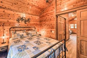 Gallery image of Charming New Bern Log Cabin - Pets Welcome! in New Bern