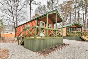 Gallery image of Charming New Bern Log Cabin - Pets Welcome! in New Bern