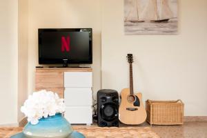 Μια τηλεόραση ή/και κέντρο ψυχαγωγίας στο VILLA HORUS SAN GIOVANNI SINIS - Villa sul mare con grande giardino privato