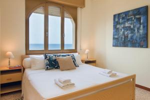 Ένα ή περισσότερα κρεβάτια σε δωμάτιο στο VILLA HORUS SAN GIOVANNI SINIS - Villa sul mare con grande giardino privato