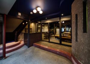 京都市にあるUNKNOWN KYOTO の階段とリビングルームのある部屋
