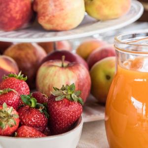 un tazón de fresas junto a un tazón de manzanas en Li Brilli, en Felline