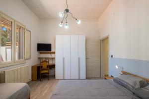 ein Schlafzimmer mit einem großen weißen Schrank und einem Schreibtisch in der Unterkunft Casa di Giotto in Nardò