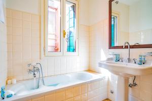 uma casa de banho com uma banheira e um lavatório em Ca' Grassi 1 Venetian Apartment em Veneza