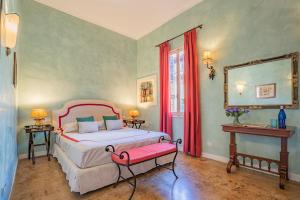 um quarto com uma cama, uma mesa e um espelho em Ca' Grassi 1 Venetian Apartment em Veneza