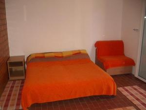 Apartment Dario في Gruda: غرفة نوم بسرير وكرسي
