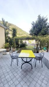 a picnic table and two chairs on a patio at L'antico Giardino in Vietri sul Mare