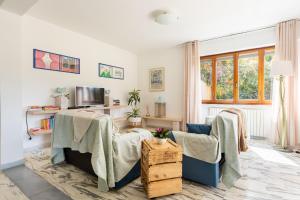 uma sala de estar com duas cadeiras e uma mesa em Villa Le Maree di Tonfano em Pietrasanta