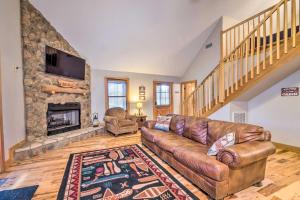 Una sala de estar con un sofá y una chimenea. en Quaint Lakeside Cabin with Pond and Fire Pit!, en Lewisburg