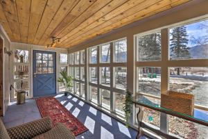 una grande stanza con finestre e una porta blu di Lake Cabin with King Bed, Foodie Kitchen, and Views a Twin Lakes
