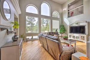 Una sala de estar con un sofá y un televisor. en Estate with Indoor Pool and Decks about 25 Mi to Dtwn, en Colorado Springs