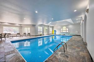 una gran piscina en una casa con una habitación grande en Estate with Indoor Pool and Decks about 25 Mi to Dtwn, en Colorado Springs