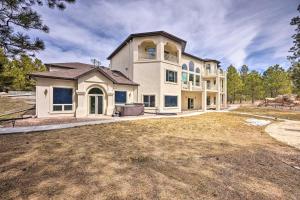 una casa grande con un patio grande en Estate with Indoor Pool and Decks about 25 Mi to Dtwn, en Colorado Springs