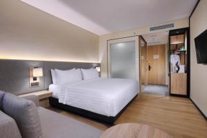 Postel nebo postele na pokoji v ubytování Grand Aston Puncak Hotel & Resort