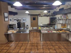 une cuisine avec deux comptoirs avec des assiettes de nourriture dans l'établissement HOSTAL MENDILATZ, à Orbaiceta