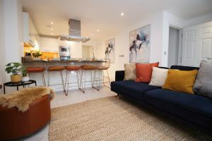 Imagen de la galería de Bath Luxury City Centre 4 Bedroom Townhouse, Sleeps 8, Easy Parking, Private Courtyard Garden, by EMPOWER HOMES, en Bath