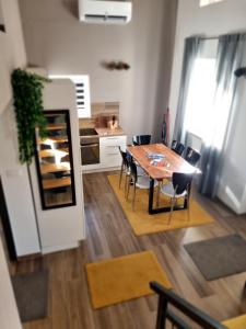 jadalnia ze stołem i krzesłami w obiekcie Villa Bellina Muraj w mieście Kornić