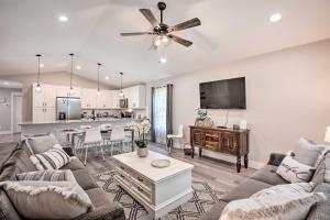 Zona de estar de Brand New St Augustine Home - 10 Mins to Beach!