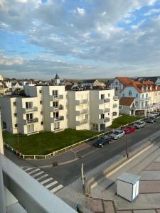 - une vue sur une ville avec des bâtiments et une rue dans l'établissement Appartement Face à la mer, à Wimereux