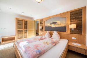 1 dormitorio con 1 cama grande en una habitación en Fewo Sonnenuntergang - Zeppichl, en Pfelders