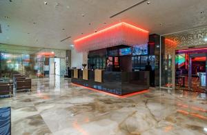 lobby z barem w budynku w obiekcie Admiral Hotel w Zagrzebiu