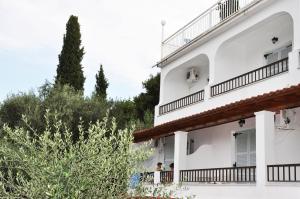 Balkón nebo terasa v ubytování MIRABELLO HOTEL APARTMENTS