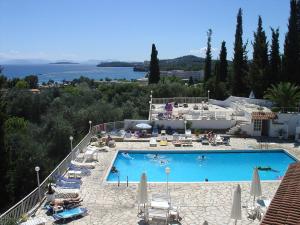 Bazén v ubytování MIRABELLO HOTEL APARTMENTS nebo v jeho okolí