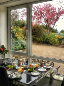 een tafel met eten voor een raam bij Niblick in Bantry
