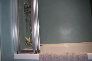 Et badeværelse på Lovely 2 bedroom duplex apartment, Maidstone sleeps 5 + 2 billeder