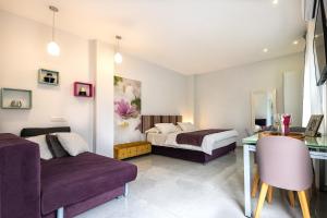 Un dormitorio con dos camas y una mesa y un sofá. en Modern&Quiet place, en Eilat