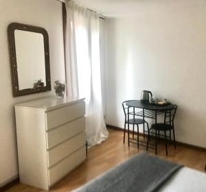 Posedenie v ubytovaní Venice and Venice Apartments - private rooms in shared apartment