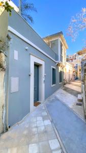 uma casa branca com uma porta e uma entrada em The New Era Luxury Living em Heraclião