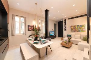 een woonkamer met een bank en een tafel bij The New Era Luxury Living in Heraklion
