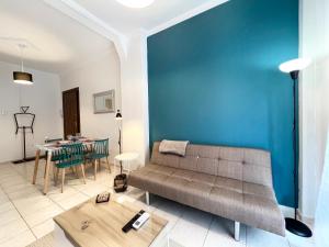 sala de estar con sofá y mesa en #Blueberry Apt by halu! Apartments, en Tesalónica