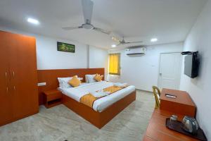 um quarto com uma cama e uma televisão de ecrã plano em K11 Express - Opp Express Avenue em Chennai