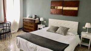 Posteľ alebo postele v izbe v ubytovaní Venice and Venice Apartments - private rooms in shared apartment