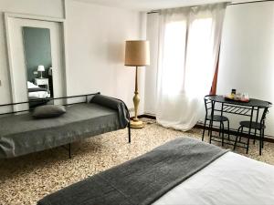 Posteľ alebo postele v izbe v ubytovaní Venice and Venice Apartments - private rooms in shared apartment
