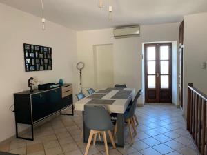 a dining room with a table and chairs at Levé du soleil sur la mer in Taglio-Isolaccio