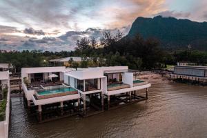 una casa en un muelle en el agua en Cove 55 en Santubong