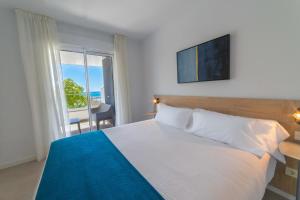 马贝拉Aqua Apartments Bellamar, Marbella的一间带床的卧室，可欣赏海景