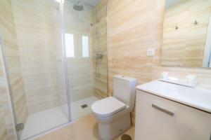 Aqua Apartments Bellamar, Marbella的一间浴室