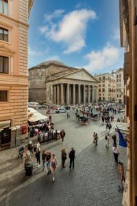Un gruppo di persone che camminano davanti a un edificio di Maison Leonardo al Pantheon a Roma