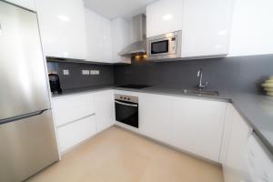 Aqua Apartments Bellamar, Marbella的厨房或小厨房