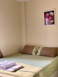 een bed in een kamer met twee handdoeken erop bij Pepa Guest House in Ko Tao