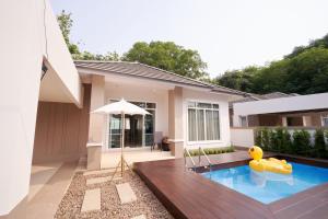 Bazén v ubytování Blue cat Pool Villa nebo v jeho okolí
