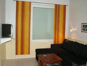 アカスロンポロにあるYllästar 305 Apartmentのリビングルーム(ソファ、窓付)