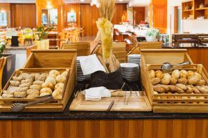 un buffet di pane e dolci su un tavolo di Hotel Kompas a Kranjska Gora