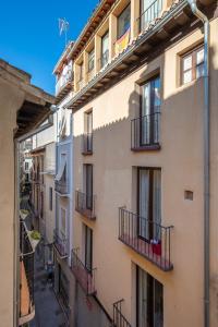 een afbeelding van een appartementencomplex met balkons bij Puerta Real Centro Apartment in Granada