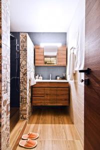 ein Bad mit einem Waschbecken und einem Spiegel in der Unterkunft Nino's Country House in Provatas